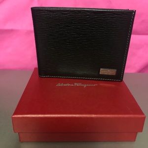 COPY - 🔥Salvatore Ferragamo Bifold with ID window…